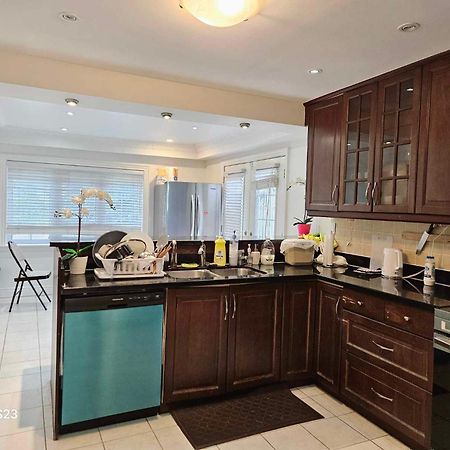 Beautiful Room At Yonge And Sheppard And North York Centre Торонто Екстер'єр фото