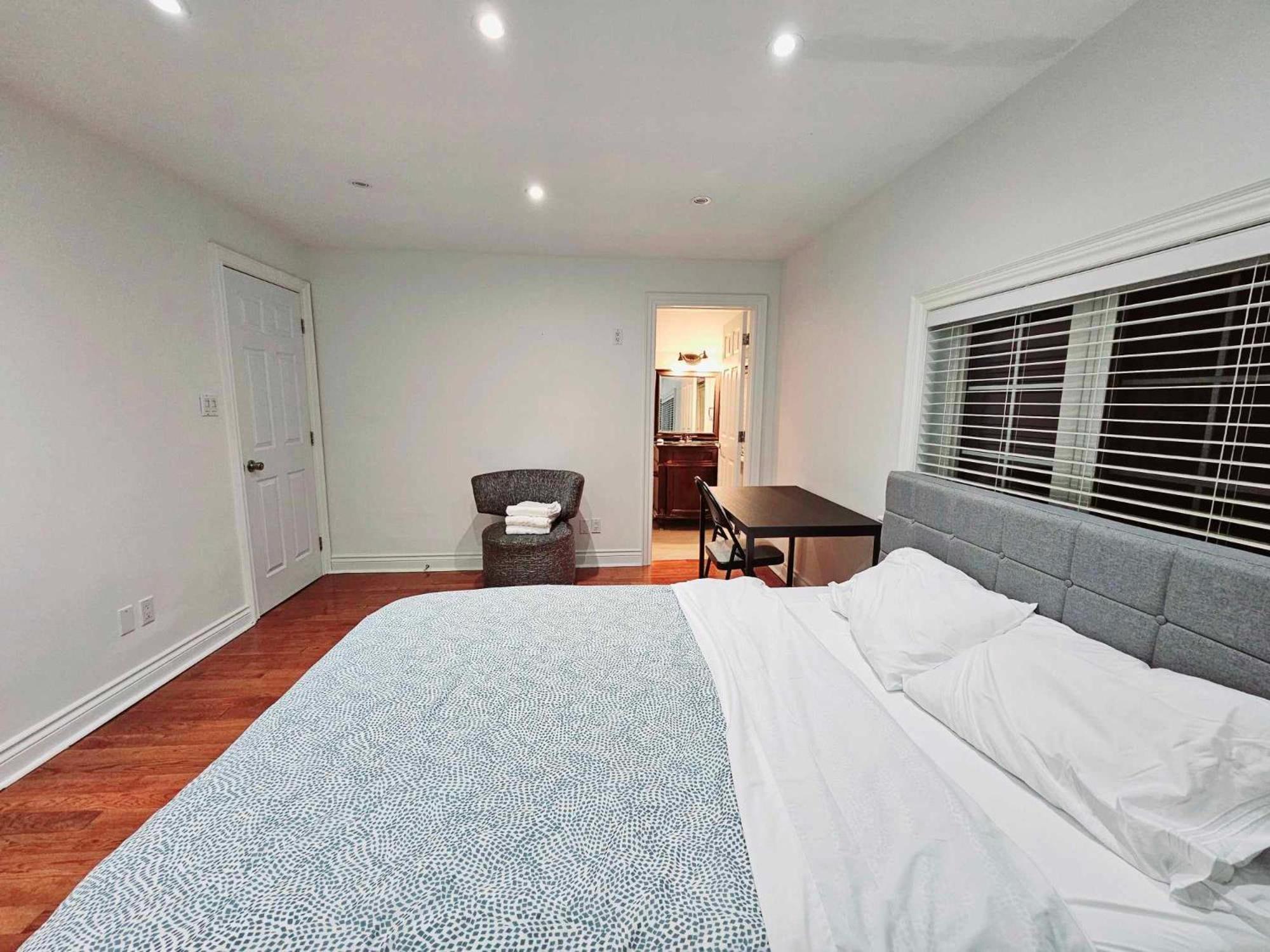 Beautiful Room At Yonge And Sheppard And North York Centre Торонто Екстер'єр фото